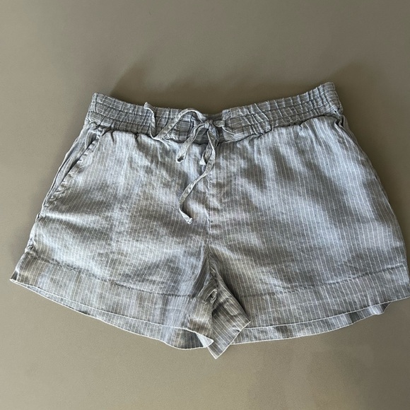 Club Monaco linen shorts. Size Small. - Picture 4 of 4